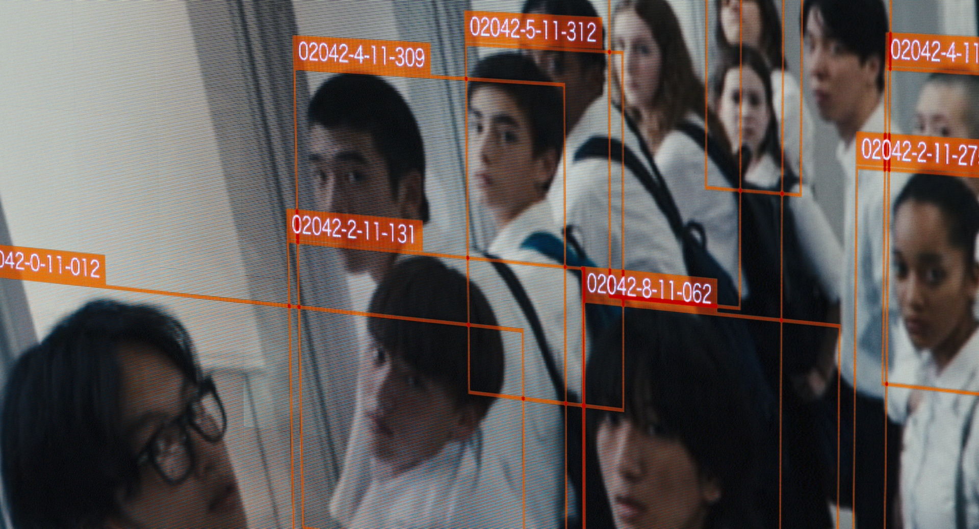 Beelden van een bewakingscamera leggen leerlingen vast en volgen hen met een identificatiecode